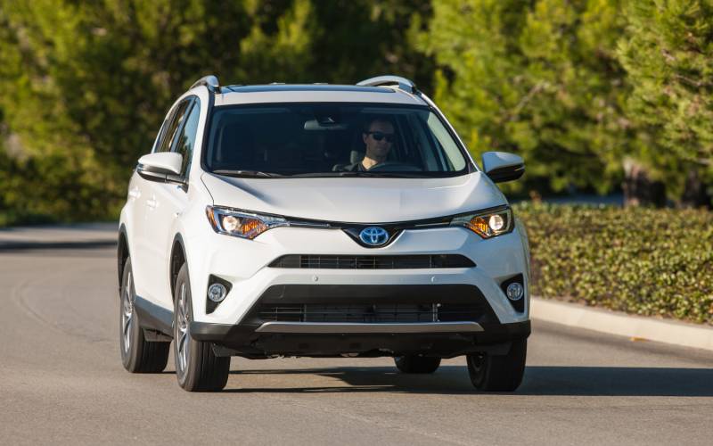 Comparison - Volvo XC40 Recharge EV 2021 - vs - Toyota RAV4 Hybrid ...